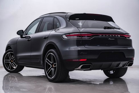 Certified 2021 Porsche Macan image 3