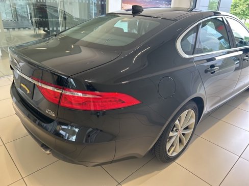 Used 2018 Jaguar XF Premium image 14