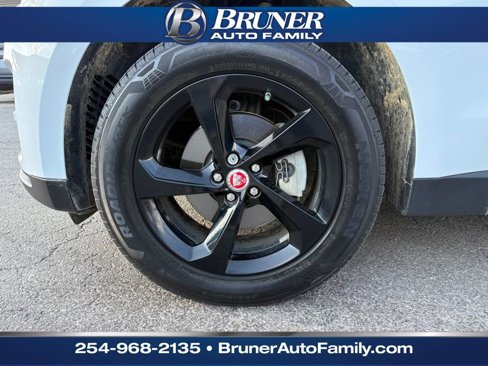 Used 2018 Jaguar F-PACE Premium image 3
