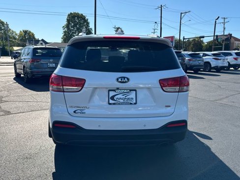 Used 2017 Kia Sorento LX w/ LX Convenience Package image 6