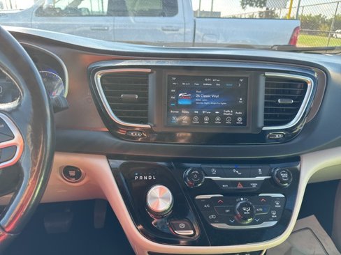 Used 2019 Chrysler Pacifica Touring-L image 11