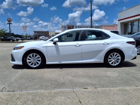 Used 2023 Toyota Camry LE image 2
