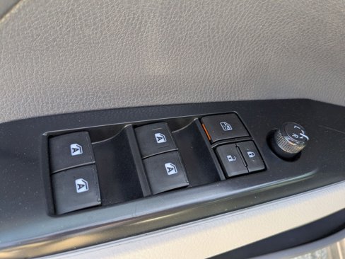 Used 2020 Toyota Camry SE w/ Cold Weather Package image 14