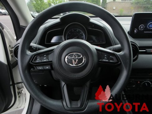 Used 2019 Toyota Yaris L image 11