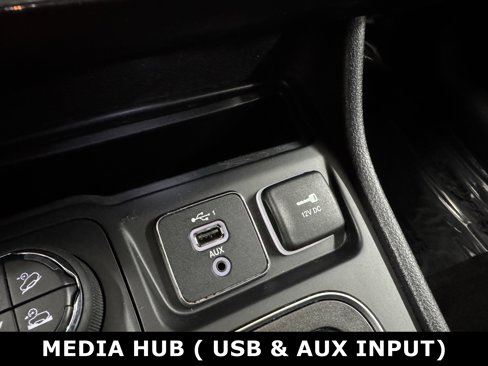 Used 2019 Jeep Cherokee Trailhawk image 9