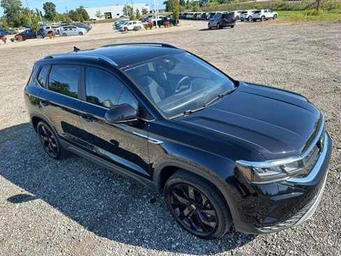 Used 2023 Volkswagen Taos SE w/ Panoramic Sunroof Package image 5