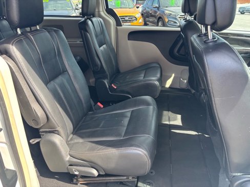 Used 2016 Chrysler Town & Country Touring image 21