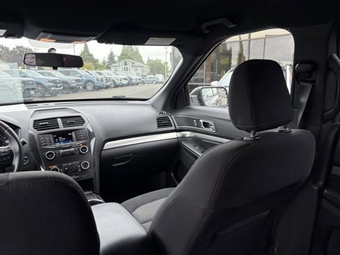 Used 2018 Ford Explorer XLT image 3