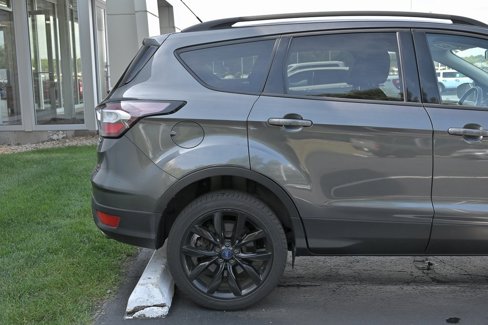 Used 2017 Ford Escape Titanium image 9