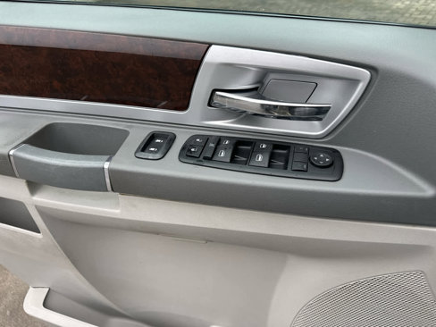 Used 2010 Chrysler Town & Country Touring image 20
