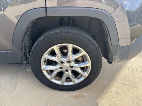 Used 2018 Jeep Cherokee Latitude Plus w/ Comfort/Convenience Group image 4
