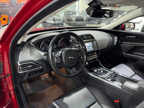 Used 2018 Jaguar XE Premium image 7