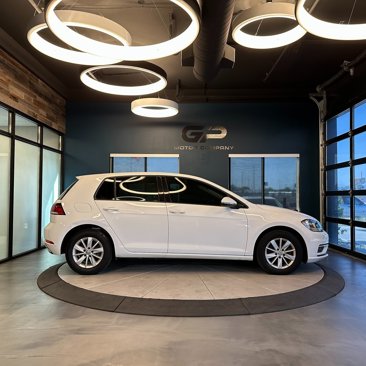 Used 2019 Volkswagen Golf S image 2