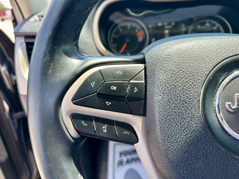 Used 2018 Jeep Cherokee Latitude w/ Altitude Package image 15