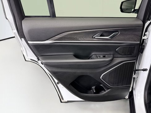 Used 2022 Jeep Grand Cherokee Limited image 25