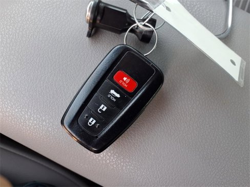 Used 2018 Toyota Camry SE image 40
