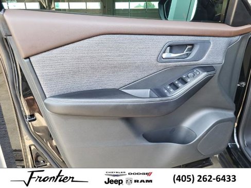 Used 2023 Nissan Rogue SV image 14