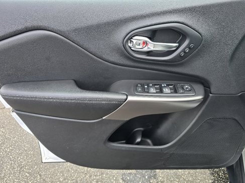 Used 2019 Jeep Cherokee Limited image 11