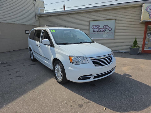 Used 2016 Chrysler Town & Country Touring w/ Driver Convenience Group image 2