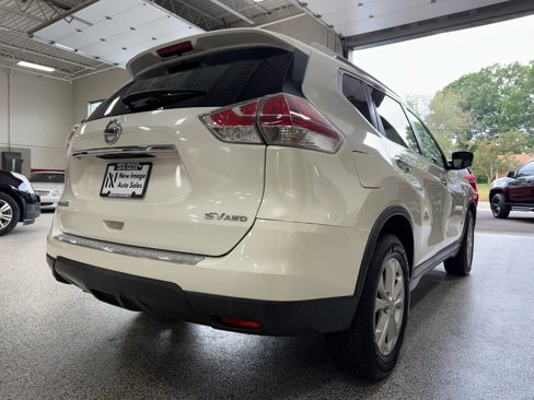 Used 2015 Nissan Rogue SV image 2