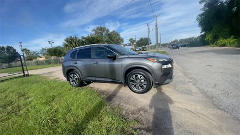 Used 2022 Nissan Rogue SV image 2