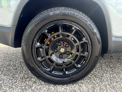 Used 2025 Rivian R1S Premium image 43