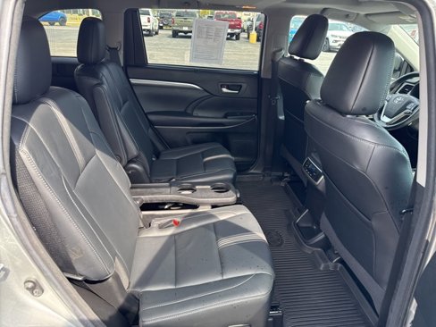 Used 2017 Toyota Highlander SE image 12