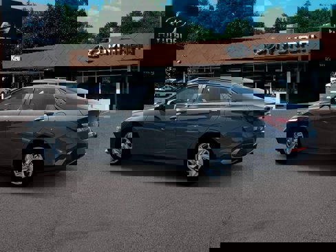 New 2025 Hyundai Elantra SE image 4