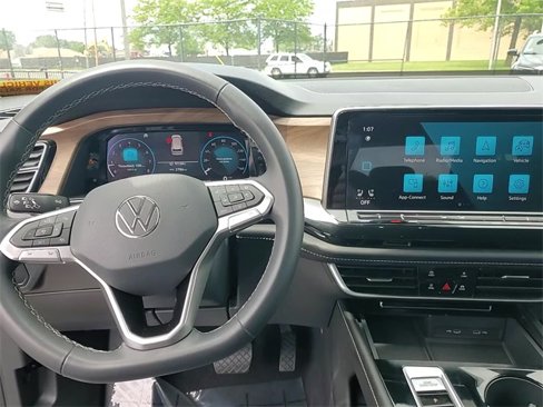 Used 2024 Volkswagen Atlas SE image 23