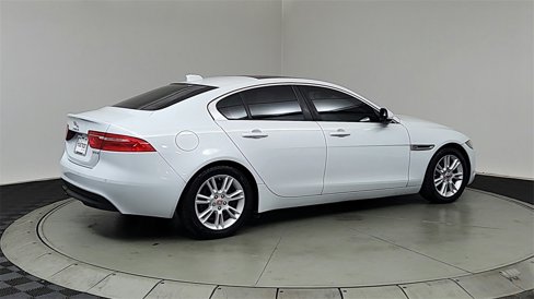 Used 2017 Jaguar XE Premium image 7