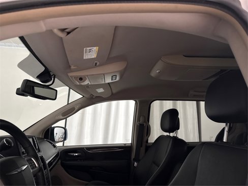 Used 2015 Chrysler Town & Country Touring-L image 12