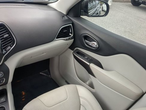 Used 2019 Jeep Cherokee Limited w/ Luxury Group image 16