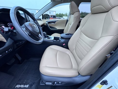 Used 2020 Toyota RAV4 XLE Premium image 8