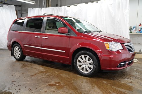 Used 2016 Chrysler Town & Country Touring w/ Driver Convenience Group image 1