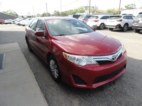 Used 2014 Toyota Camry LE image 4