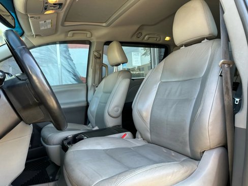 Used 2016 Toyota Sienna XLE image 8