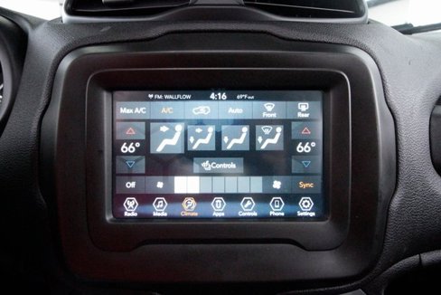 Used 2018 Jeep Renegade Latitude w/ Cold Weather Group image 21
