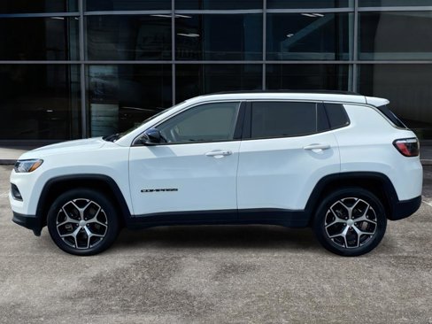 Used 2024 Jeep Compass Latitude image 6