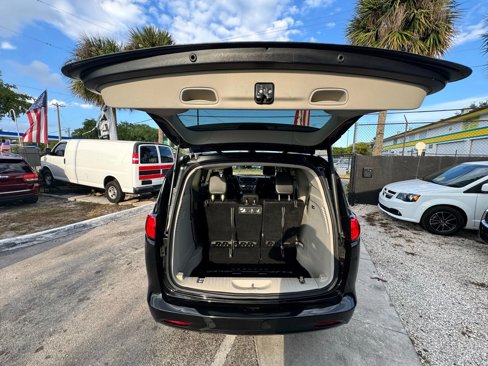 Used 2020 Chrysler Voyager Lxi image 13