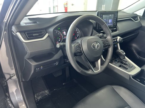 Used 2022 Toyota RAV4 XLE Premium image 16