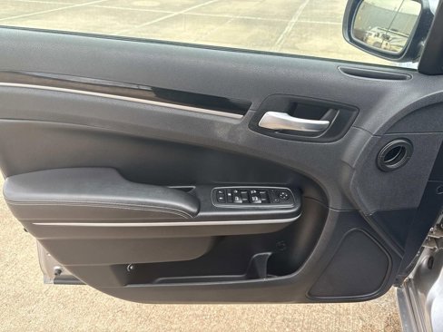 Used 2018 Chrysler 300 S w/ 300S Premium Group image 7