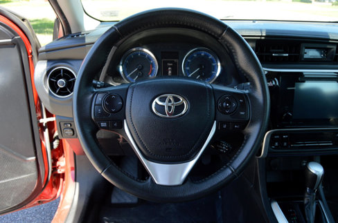 Used 2018 Toyota Corolla SE w/ SE Premium Package image 10
