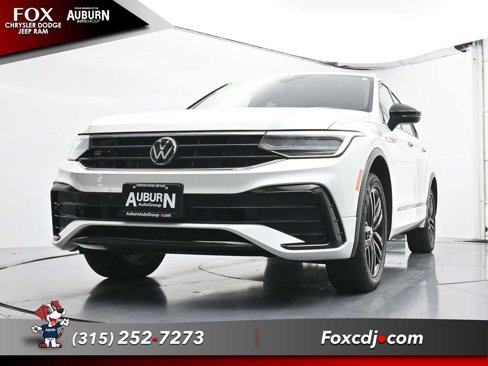 Used 2022 Volkswagen Tiguan SE R-Line image 18