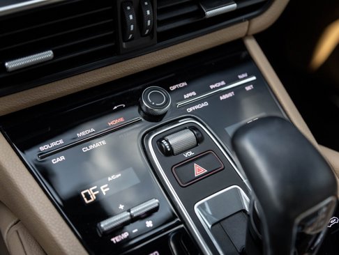 Certified 2022 Porsche Cayenne Platinum Edition image 26