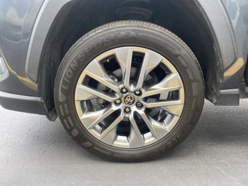 Used 2022 Toyota RAV4 XLE Premium image 10