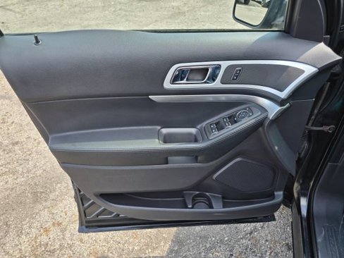 Used 2015 Ford Explorer XLT w/ Equipment Group 202A image 9