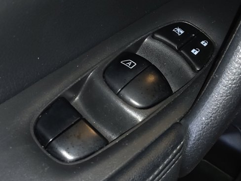 Used 2018 Nissan Rogue S image 27