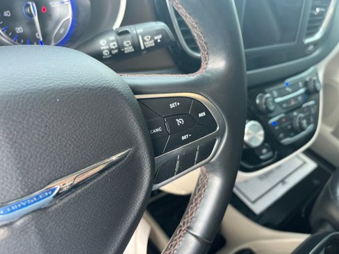 Used 2018 Chrysler Pacifica Touring-L w/ Tire & Wheel Group image 12
