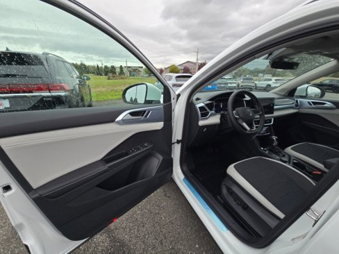 New 2025 Volkswagen Taos SE image 21