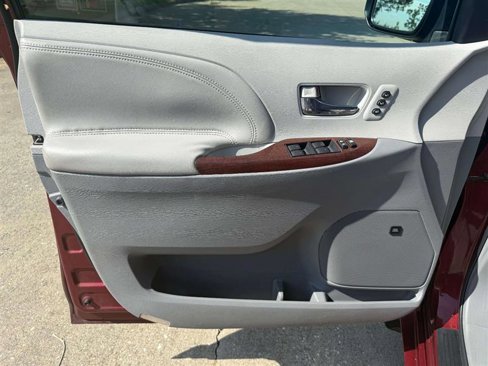 Used 2011 Toyota Sienna Limited image 13